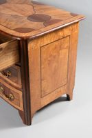Commode en placage de frêne, poirier dans des réserves à enc… (photo 4)