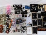 tout un assortiment de bijoux posés sur une table blanche