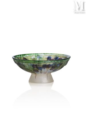 bol en verre vert et bleu posé sur un socle blanc