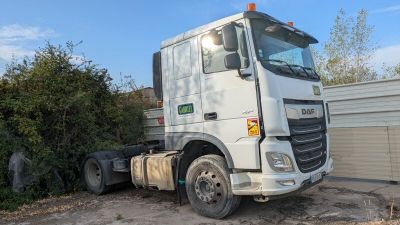 un camion blanc garé dans la poussière