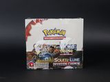 un gros plan d'une boîte de cartes Pokémon posée sur une surface noire