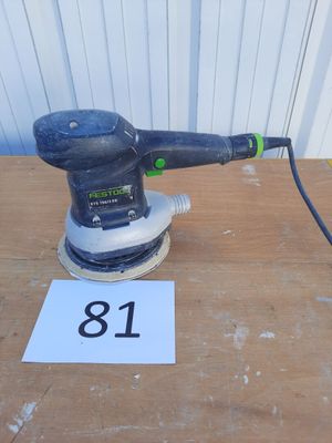 une photo d'une ponceuse posée sur une table sur laquelle figure un numéro