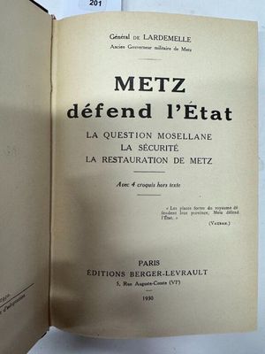 un livre ouvert à une page où figure l'image d'un chat