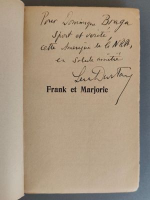 un livre ouvert sur lequel figure un titre écrit à la main
