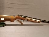 un vieux fusil posé sur un support, sur fond blanc