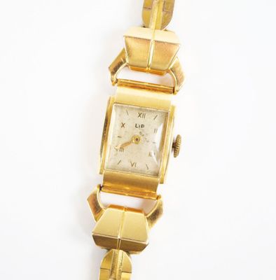 une image d'un gros plan d'une montre-bracelet sur une surface blanche
