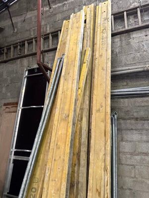 plusieurs pièces de bois sont empilées dans un entrepôt