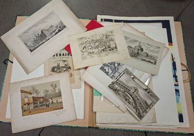 beaucoup de vieilles photos sur la table