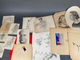 de nombreux vieux livres illustrés, posés sur une table