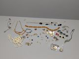 beaucoup de colliers et de boucles d'oreilles sur la table
