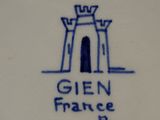 une image montrant un gros plan d'une assiette sur laquelle figure un château