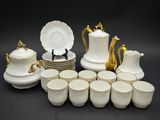 un grand nombre de tasses et de soucoupes posées sur une table