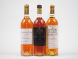 trois bouteilles de vin posées les unes à côté des autres sur une surface blanche