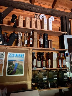 de nombreuses bouteilles d'alcool sur les étagères du bar