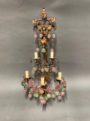 un gros plan d'un lustre orné de bougies et de fleurs