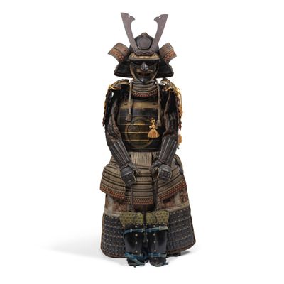 une image représentant une statue de samouraï debout sur une surface blanche