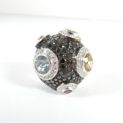 une image représentant une bague en diamant en noir et blanc posée sur une surface blanche