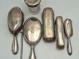 de nombreuses cuillères en argent et autres cuillères posées sur une table