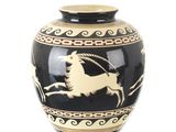un vase noir orné d'une image de chèvre