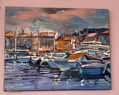peinture de bateaux dans un port avec des bâtiments en arrière-plan