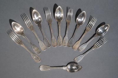 un grand nombre de cuillères et de fourchettes en argent disposées en cercle