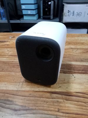 une enceinte blanche et noire posée sur une table en bois