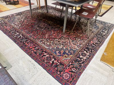 un tapis sur le sol dans une pièce avec une table et des chaises