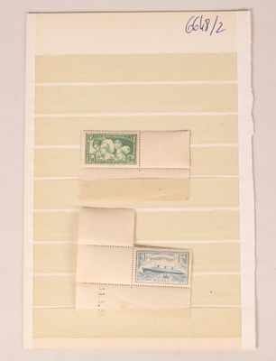 une vieille photo montrant deux timbres posés sur une feuille de papier