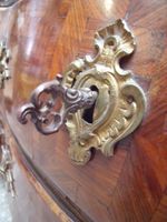 Commode galbée en marqueterie de bois de violette, ouvrant à… (photo 4)