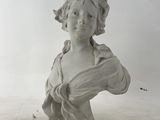 statue d'une jeune fille tenant une fleur dans la main droite