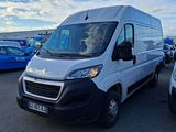 deux camionnettes blanches garées l'une à côté de l'autre dans un parking