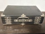 une valise noire posée sur une table en bois