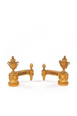 une paire de bougeoirs plaqués or avec une tasse et une soucoupe