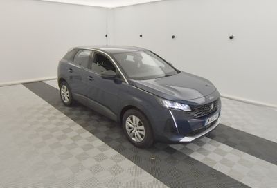 la voiture bleue est garée dans le garage sur le sol en damier