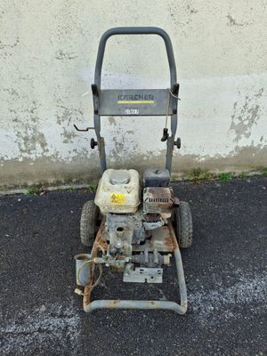 a small lawn mower that is sitting on the ground