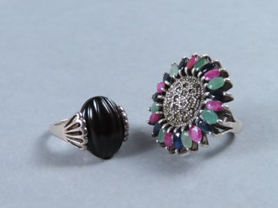 paire de bagues en onyxite noire et en pierres multicolores