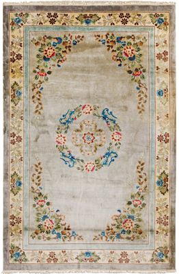un tapis beige orné d'un motif floral