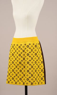 une jupe jaune et noire sur un mannequin, un mannequin, un mannequin, un mannequin, un mannequin, un mannequin, un mannequin, un mannequin, un mannequin, un mannequin, un mannequin, un mannequin, un mannequin, un mannequin, un mannequin, un mannequin, un mannequin, un mannequin, un mannequin, un mannequin, un mannequin, un mannequin, un mannequin, un mannequin, un mannequin, un mannequin, un mannequin, un mannequin, un mannequin, un mannequin, un mannequin, un mannequin, un mannequin, un