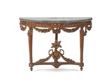 une table richement sculptée, avec un plateau en marbre sur fond blanc