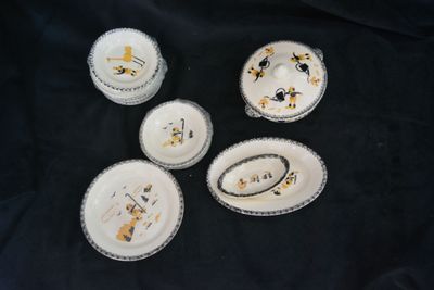 Partie de dinettes de marque HBCM des années 1930, décor au …