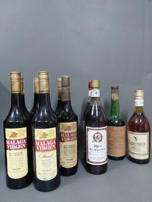 plusieurs bouteilles de vin sont alignées sur une table