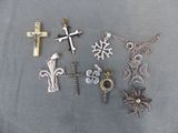 de nombreux types de croix et des croix posées sur une table
