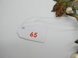une étiquette sur laquelle est inscrit « 65 », à côté d'une fleur