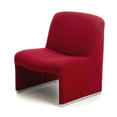 une chaise rouge posée sur une surface blanche