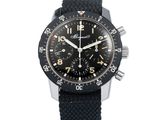 un gros plan d'une montre au cadran noir et au bracelet noir