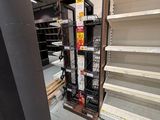 de nombreuses étagères vides dans un magasin
