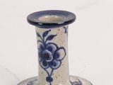un vase bleu et blanc orné d'une fleur