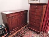 une commode et un meuble à tiroirs dans le coin d'une pièce
