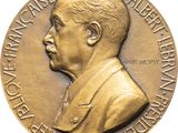 une image représentant une médaille d'or sur laquelle figure le portrait d'un homme