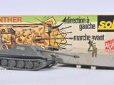 un petit char miniature posé sur une boîte